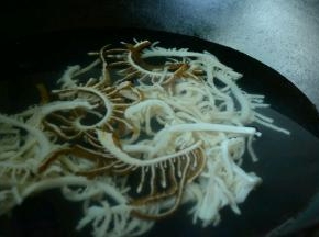 锅中的水继续烧沸腾，下入千层肚煮至7分数熟。鸭血下沸水煮1分钟起锅。