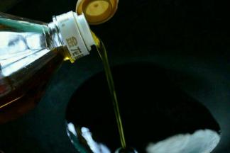 锅中加入适量菜籽油。