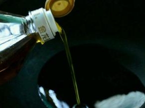 锅中加入适量菜籽油。