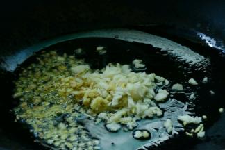 等油熟烫之后，加入姜蒜末爆炒出香味。