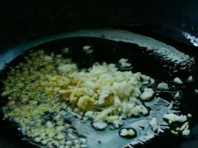 等油熟烫之后，加入姜蒜末爆炒出香味。
