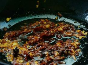 接着加入火锅料，豆瓣继续翻炒出香。