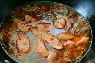 待水沸腾之后下入千层肚，火腿肠，鸭血煮至沸腾起锅装碗。