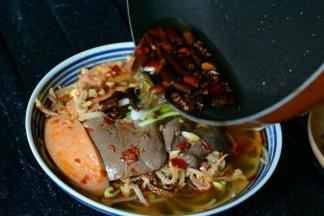 将葱切段放上，炒好的辣椒油淋上就可以美美的享受这道美味了。