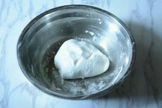 容器里倒入适量的糯米粉，加入适量的温水混合均匀无颗粒，揉至光滑成团。