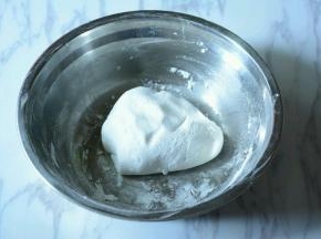 容器里倒入适量的糯米粉，加入适量的温水混合均匀无颗粒，揉至光滑成团。