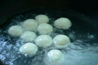 锅中加入适量的水，待水沸腾后加入糯米圆子煮至熟透。