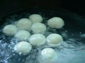 锅中加入适量的水，待水沸腾后加入糯米圆子煮至熟透。