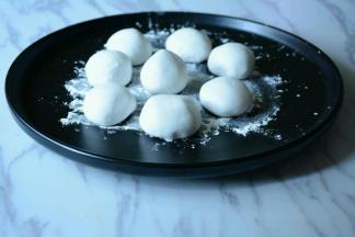 将糯米团分成大小合适的小圆团。