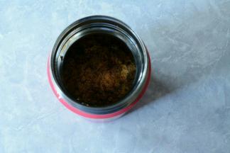 开水倒入焖烧杯预热5分钟。红糖切碎。加入焖烧杯中。