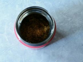 开水倒入焖烧杯预热5分钟。红糖切碎。加入焖烧杯中。