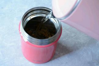 倒入少量烧开的沸水，加盖焖15分钟轻轻摇晃下。