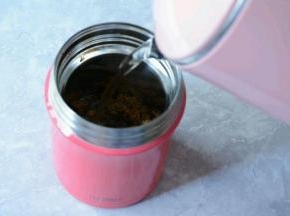 倒入少量烧开的沸水，加盖焖15分钟轻轻摇晃下。
