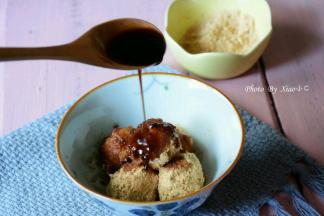 将做好的红糖汁淋在裹满黄豆粉的糯米圆子上。就这样一碗原汁原味的红糖糍粑就做好啦。