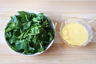 菠菜洗净切小段，鸡蛋打散；