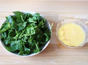 菠菜洗净切小段，鸡蛋打散；