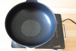 锅加热后倒入适量玉米油；