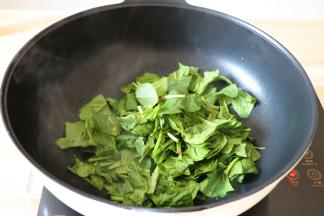 倒入菠菜煸炒一会儿；