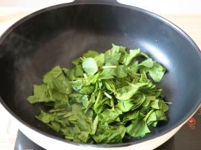 倒入菠菜煸炒一会儿；