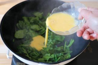 倒入鸡蛋液翻炒至凝固；