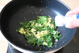 加入适量盐翻炒熟；