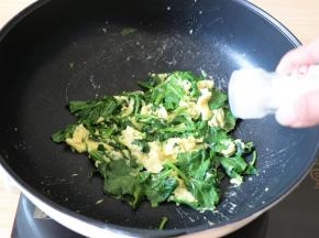 加入适量盐翻炒熟；