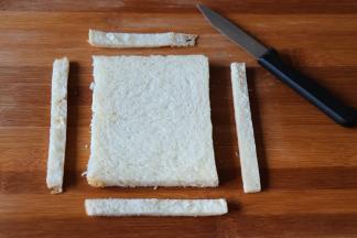 吐司片切去四边；