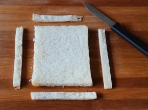 吐司片切去四边；