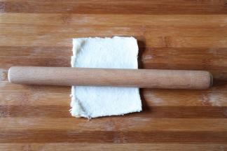 用擀面杖擀开擀薄；