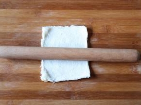 用擀面杖擀开擀薄；