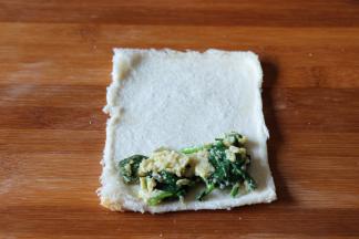 在吐司片一边放入适量菠菜鸡蛋；