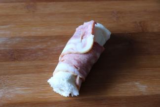 斜着卷好，用牙签固定牢；