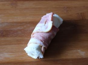 斜着卷好，用牙签固定牢；