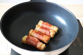 锅里倒入少许油，将吐司卷煎至金黄即可出锅，吃的时候拔掉牙签；