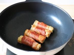 锅里倒入少许油，将吐司卷煎至金黄即可出锅，吃的时候拔掉牙签；