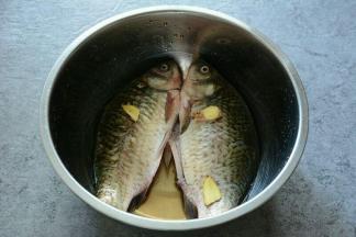 将鱼洗干净，放入料酒和生抽，姜片腌制2小时