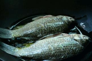 等油熟烫放入鱼，小火煎至两面金黄至熟透，鱼起锅装盘。