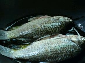 等油熟烫放入鱼，小火煎至两面金黄至熟透，鱼起锅装盘。