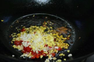 泡椒，蒜，姜切碎。锅中倒入适量的菜籽油，等油熟烫之后，加入姜蒜，泡椒，豆瓣炒香。