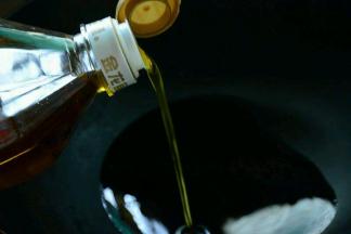 锅中倒入适量菜籽油