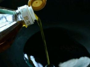 锅中倒入适量菜籽油