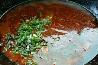 收汁后关火加入适量葱。