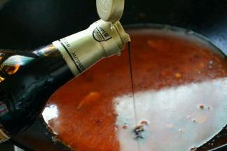 接着加入淀粉勾芡少量水，加入少量老抽，醋，白糖小火煮至沸腾。