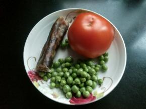 准备番茄，香肠，豌豆，洗净。