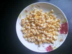 准备玉米洗净。