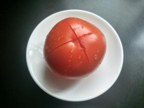 番茄去蒂，划十字洗净。