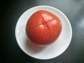 番茄去蒂，划十字洗净。