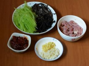 猪肉切丝加入少许淀粉和生抽腌制。青笋去皮，切丝。木耳提前泡发好，洗干净切丝。姜蒜切细碎。