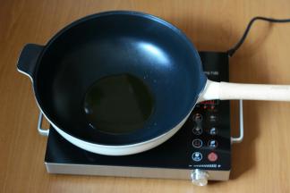 锅中倒入适量的菜籽油。