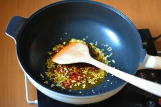 油熟烫之后加入姜蒜，豆瓣酱小火翻炒出香。